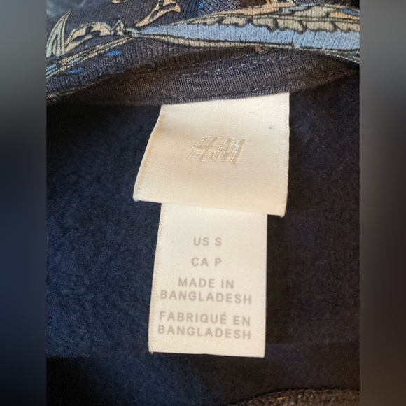 H&M Blue Paisley Pullover Sweatshirt. Size Small. NWOT - Picture 3 of 6